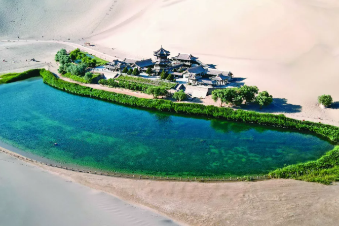 月牙泉