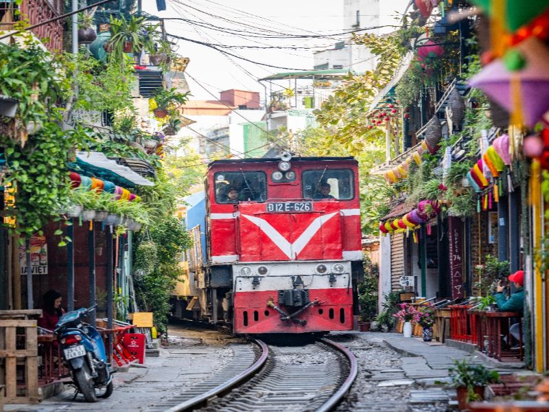 越南河內古街火車與高爾夫景觀